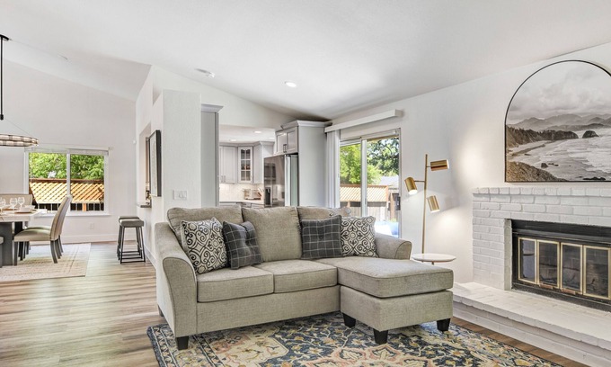 Santa Rosa House | Centrally Located Modern Wine Country Home