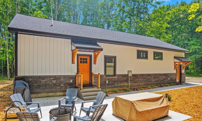 Elmira House | Centrally located newly built barndo, AC & WIFI