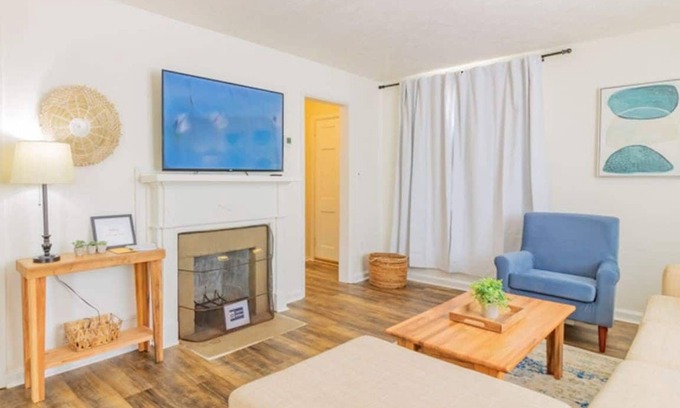 Columbus House | Centrally Located - The Delightful Doubles Unit A