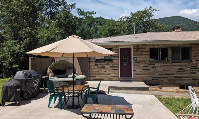 Harman House | Centrally Located to Seneca Rocks, Canaan Valley Resort, Blackwater Falls