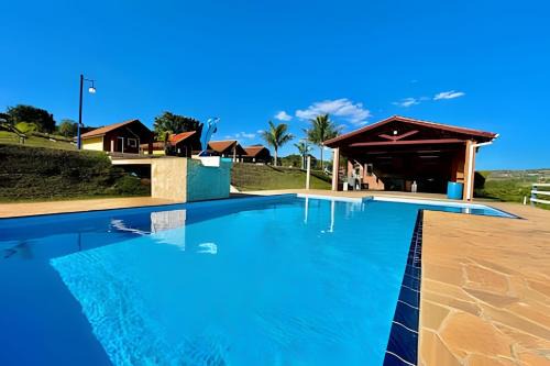 Atibaia Ski Chalet | Chácara com 4 Chalés, grande piscina e muito verde
