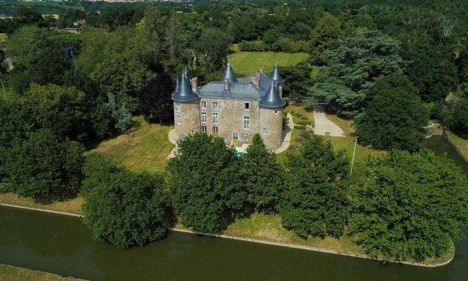 Maulevrier Bed & Breakfast | Château De La Frogerie