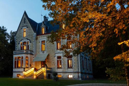 Saint-Front-de-Pradoux Bed & Breakfast | Château La Thuilière