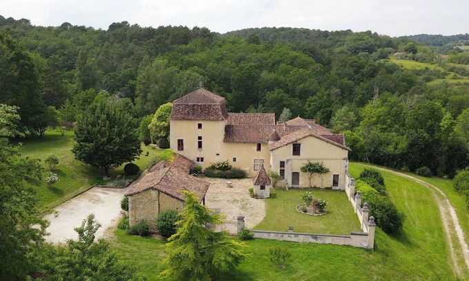 Leguillac-de-l'Auche Other | Château Le But, Vivre Avec son Temps Quand L'on a 500 Ans. Proche de Périgueux