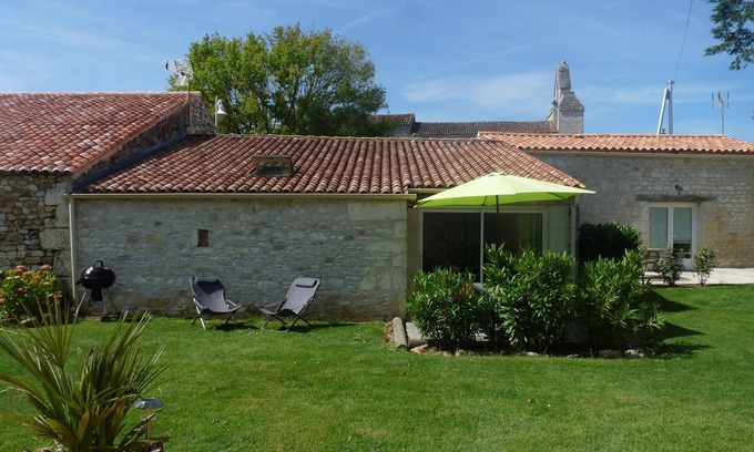 Luchat Cottage | CHAI, Gite 2/4 pers, T1bis, pool 9X4, triangle Saintes/Royan/Oléron