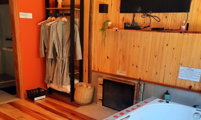 Santo Antonio do Pinhal Ski Chalet | Chalé Cedro com Hidromassagem, Lareira e Espaço de Fogueira