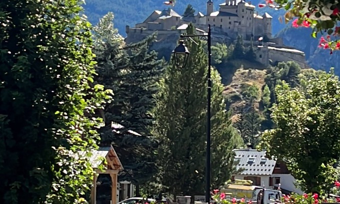 Chateau-Ville-Vieille Ski Chalet | Chalet at the foot of the castle, in the heart of the Queyras mountains