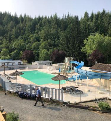 Chazelles-sur-Lyon Ski Chalet | Chalet dans camping avec piscine