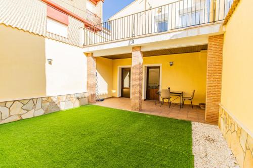 Arandiga House | Chalet de Aranda - Elegante Casa para 7 con jardín privado, AC y WiFi