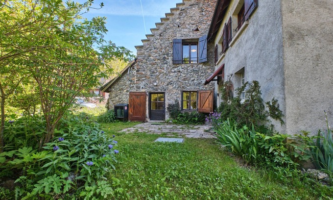 La Morte Ski Chalet | Chalet 'De L'ulmjc De Grenoble' with Mountain View and Private Garden