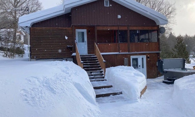 Nominingue Ski Chalet | Chalet des Becassines - Waterfront & Spa