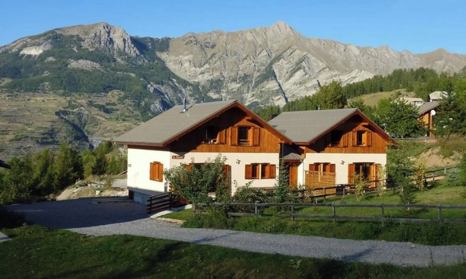Les Orres Ski Chalet | Chalet 'Deux Grands Chalets Communicants' with Mountain View, Shared Pool and Wi-Fi