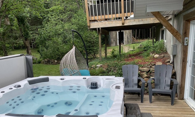 Rawdon House | Chalet du Ruisseau Rawdon hot tub outside inside fireplace for up to 16 people