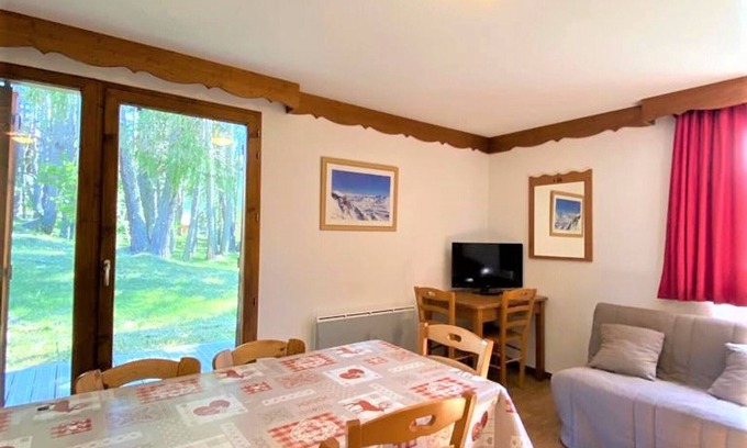 La Joue du Loup Ski Chalet | Chalet for 8 with terrace, ski storage, free parking, pets allowed