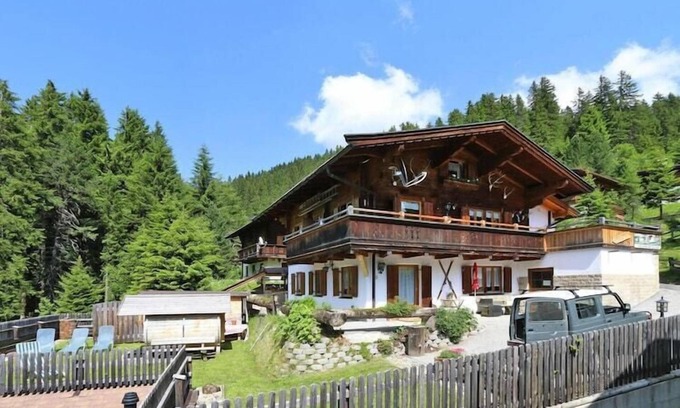 Fuegenberg Apartment | Chalet in Hochfügen near Ski Slopes