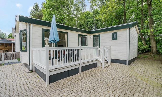 Baarle-Nassau Ski Chalet | Chalet in Parc de Kievit with Large Garden