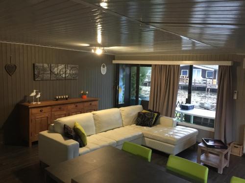 Geel House | Chalet in park with a fishing pond