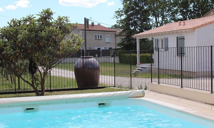 Sorgues Ski Chalet | Chalet in Provence with Pool, Parking, Wifi, Near Avignon, Luberon .
