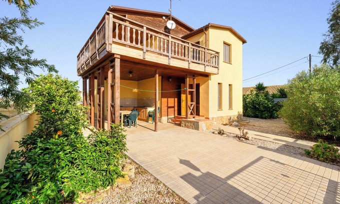Sant Jaume d'Enveja House | Chalet 'La Casa De Clara Y Roger' with Shared Terrace, Balcony and Wi-Fi
