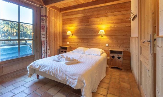 La Roche Ski Chalet | Chalet 'Les Ours' with Balcony and Wi-Fi
