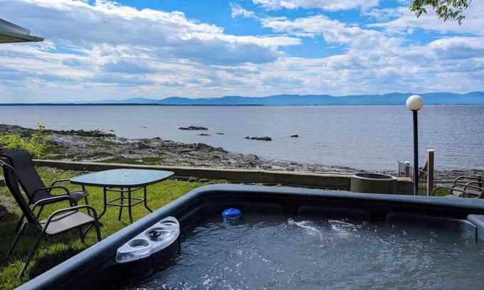 Cap-Saint-Ignace Ski Chalet | Chalet Loft #4 Waterfront with Spa, Fireplace and Wifi