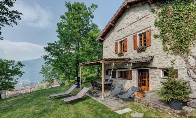 Schignano Ski Chalet | Chalet 'Nini's Home' with Private Terrace, Private Garden and Wi-Fi