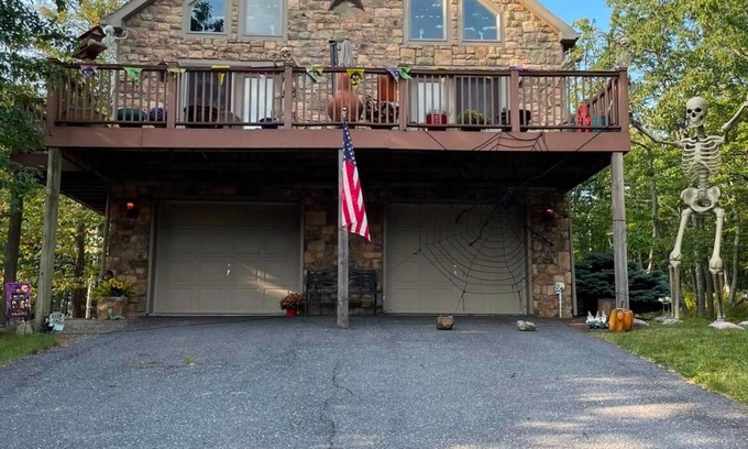 Sybertsville Ski Chalet | Chalet style 3-bedroom with WiFi, AC in tranquil Hazleton.