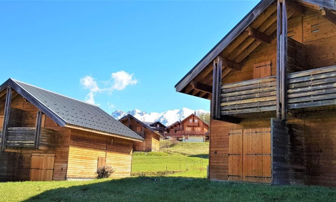La Joue du Loup Ski Chalet | Chalet, view mountain, swimming pool, terrace, parking, tv, ski locker, 55m², La Joue du Loup