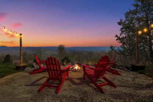 Old Fields House | Chalet w Stunning Views Hot Tub Fire Pit & WiFi