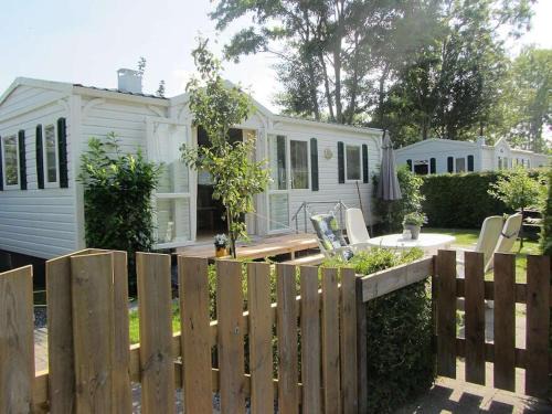 Tzummarum Ski Chalet | Chalet with a microwave, near Wadden Sea