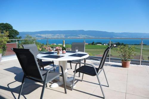 Chatillon House | Chalet with Stunning Lake and Mountain Views avec une vue à couper le souffle, une spacieuse terrasse et jardin