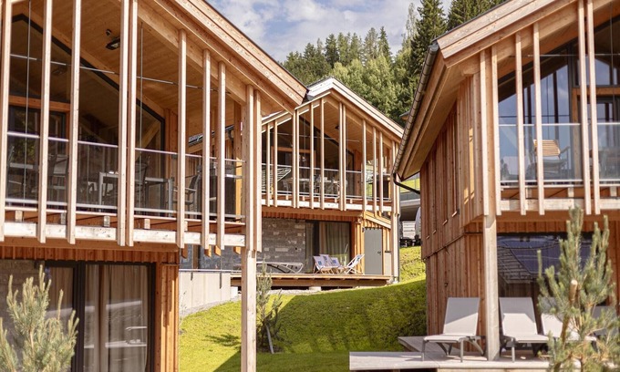 Haus im Ennstal Ski Chalet | Chalet with warm pool on terrace