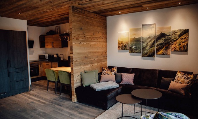 Fuegen Apartment | Chalet 'Zillertal Juwel' with Mountain View, Balcony and Wi-Fi