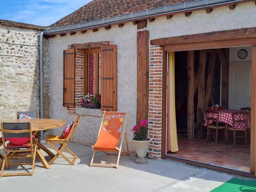 Bonnee House | Chaleureux Gîte avec Terrasse à Proximité de la Loire et des Sites Touristiques - FR-1-590-433