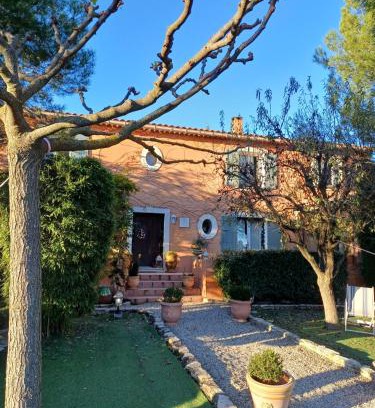 Saint-Saturnin-les-Avignon Bed & Breakfast | Chambre d'hôte suite Tournesol "Au fond du jardin"