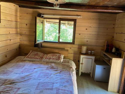 La Celle-sous-Gouzon Ski Chalet | Chambre atypique dans mazot savoyard