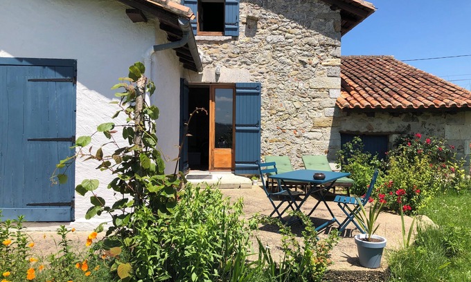 Saint-Crepin-de-Richemont Bed & Breakfast | Chambre d'hôtes la Floralie, overlooking the garden and fields!
