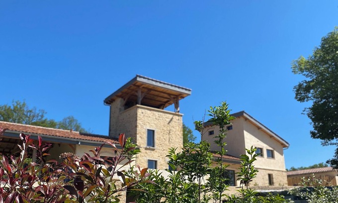 Figeac Bed & Breakfast | Chambre D'hôtes SPA Privatif La Tour du Laurensou Figeac La Campagne en Ville