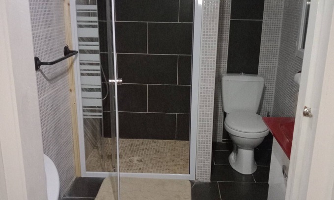 Caromb Apartment | Chambre Double au Pied du Ventoux à Caromb Piscine Partagée