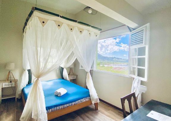 Le Morne-Rouge House | Chambre et SDB privative Ylang Ylang vue Mont Pelée dans maison partagée
