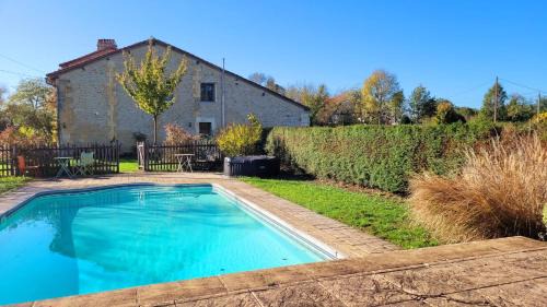 Leguillac-de-Cercles House | Chambre, sauna, piscine à la campagne