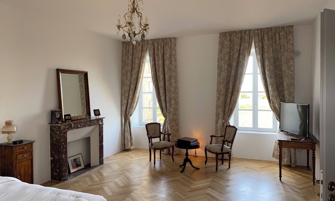 Montmarault Apartment | Chambre Yves in Château Camus