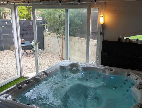 Saint-Martin-d'Ardeche Bed & Breakfast | Chambres d'hôtes & jacuzzi - A l'ombre des amandiers