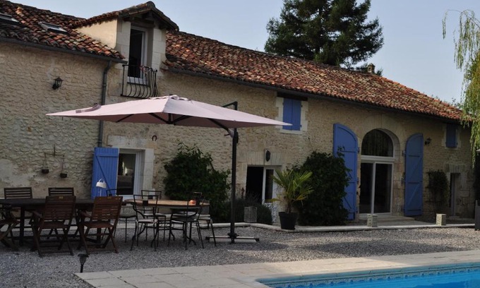 Champagne-et-Fontaine Bed & Breakfast | Chambres d'Hôtes La Grange Au Bois
