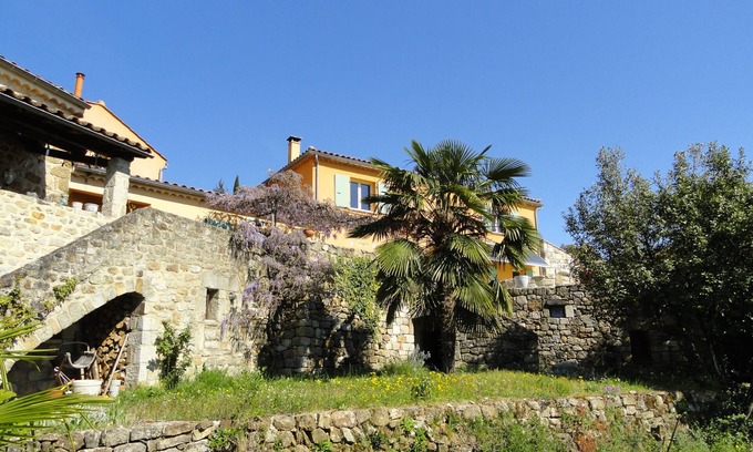 Joyeuse House | Chambres d'hôtes Au creux du Chambon