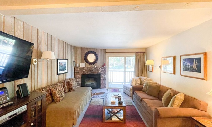 Mammoth Lakes Condo | Chamonix 53: Walk To Canyon Lodge