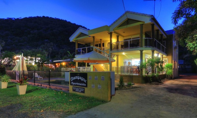 Arcadia Apartment | Champagne Apartment 2 - Spacious ground floor apartment with beautiful views of Geoffrey Bay