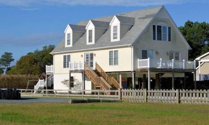 Deep Hole House | Channel Breeze - Water View - Fenced in Backyard NO LINENS OR TOWELS PROVIDED
