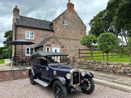 Cauldon Low House | Character 3 Bed Peak District Farmhouse Near Alton Towers, Polar Bears, Chatsworth House