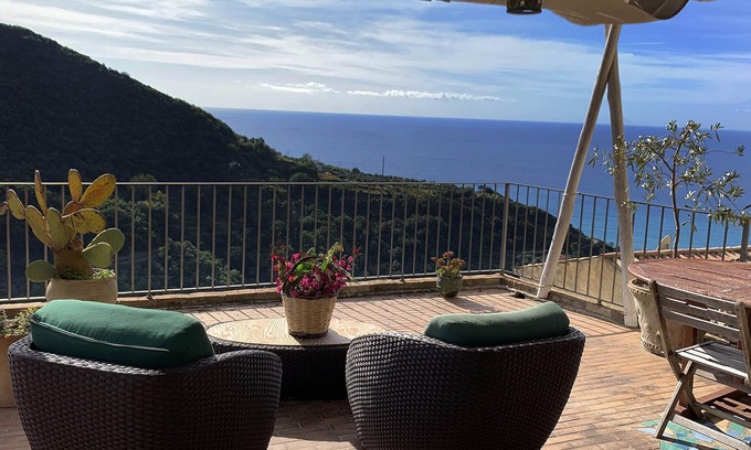 Belmonte Calabro House | Characteristic house in Belmonte Calabro with Terrazo seen to the sea